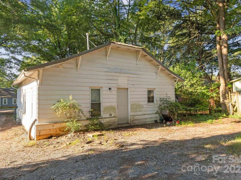 709 Front Street, Statesville, NC 28677.  MLS# CAR4279239, YatesRealty ID 24565. 