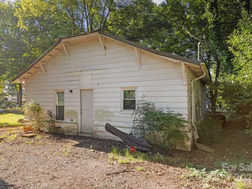 709 Front Street, Statesville, NC 28677.  MLS# CAR4279239, YatesRealty ID 24565. 