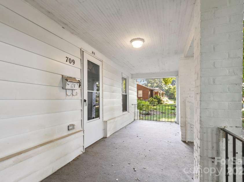 709 Front Street, Statesville, NC 28677.  MLS# CAR4279239, YatesRealty ID 24565. 