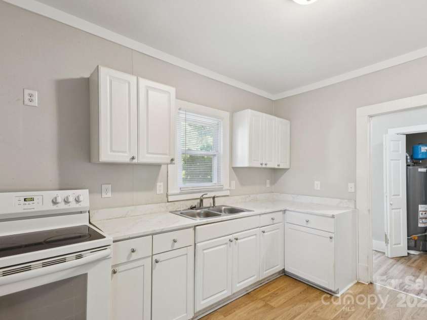 709 Front Street, Statesville, NC 28677.  MLS# CAR4279239, YatesRealty ID 24565. 