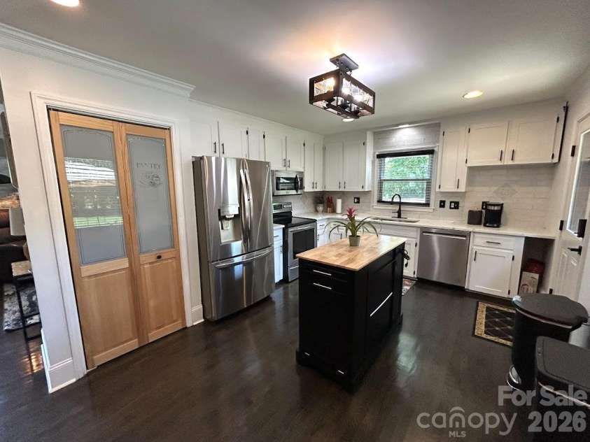 7113 Sterncrest Place, Charlotte, NC 28210.  MLS# CAR4402347, YatesRealty ID 24566. 