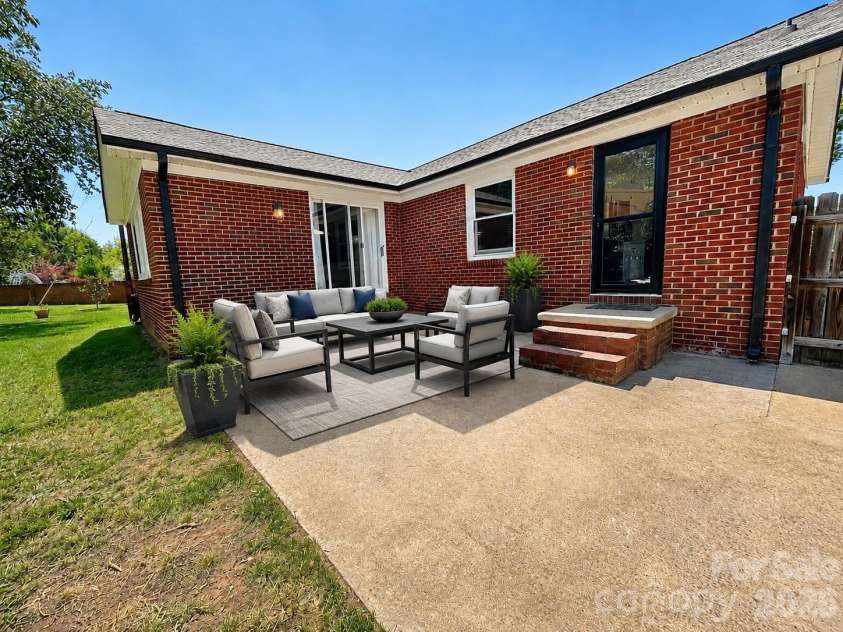 7113 Sterncrest Place, Charlotte, NC 28210.  MLS# CAR4402347, YatesRealty ID 24566. Virtually Staged