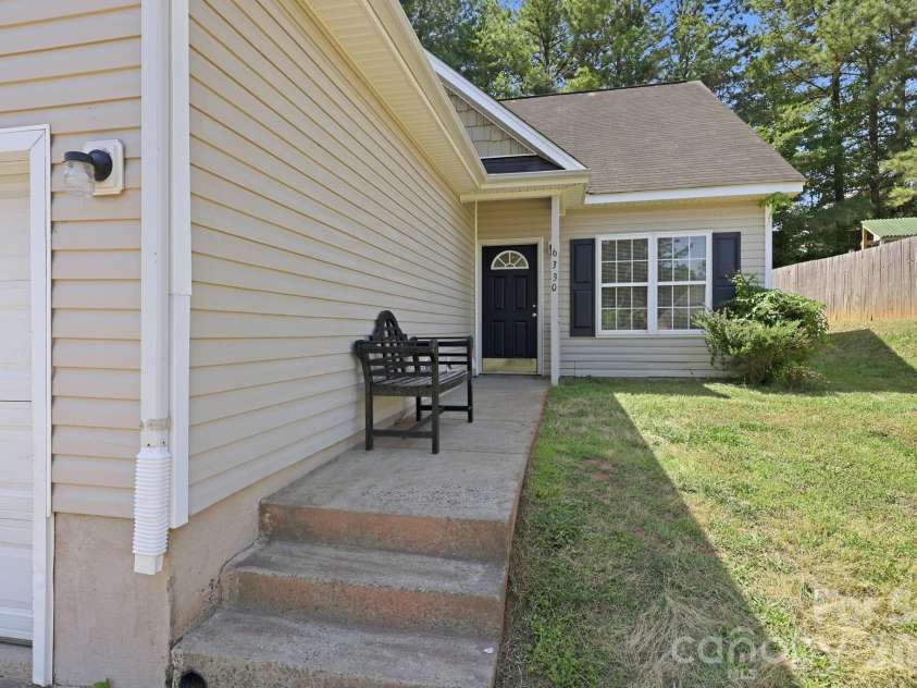 6330 Derryfield Drive, Charlotte, NC 28213.  MLS# CAR4383074, YatesRealty ID 24569. 