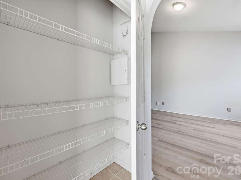 6330 Derryfield Drive, Charlotte, NC 28213.  MLS# CAR4383074, YatesRealty ID 24569. 