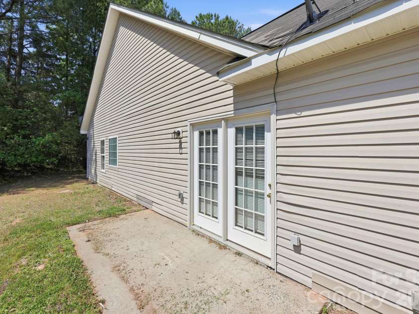 6330 Derryfield Drive, Charlotte, NC 28213.  MLS# CAR4383074, YatesRealty ID 24569. 