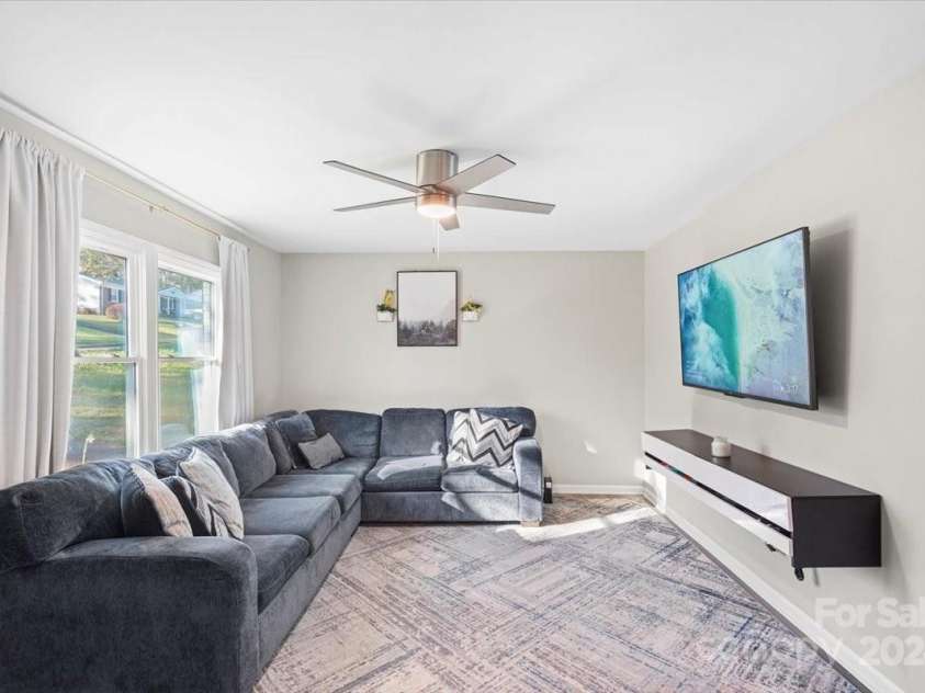 624 Dundeen Drive, Gastonia, NC 28052.  MLS# CAR4200328, YatesRealty ID 2457. Living Room/Great Room