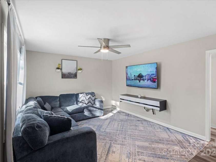 624 Dundeen Drive, Gastonia, NC 28052.  MLS# CAR4200328, YatesRealty ID 2457. Living Room/Great Room