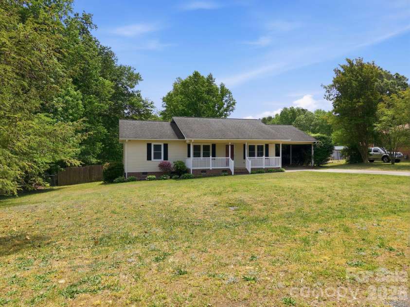 425 Catawba Drive, Salisbury, NC 28147.  MLS# CAR4379262, YatesRealty ID 24572. 