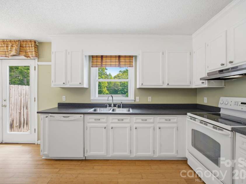 425 Catawba Drive, Salisbury, NC 28147.  MLS# CAR4379262, YatesRealty ID 24572. 