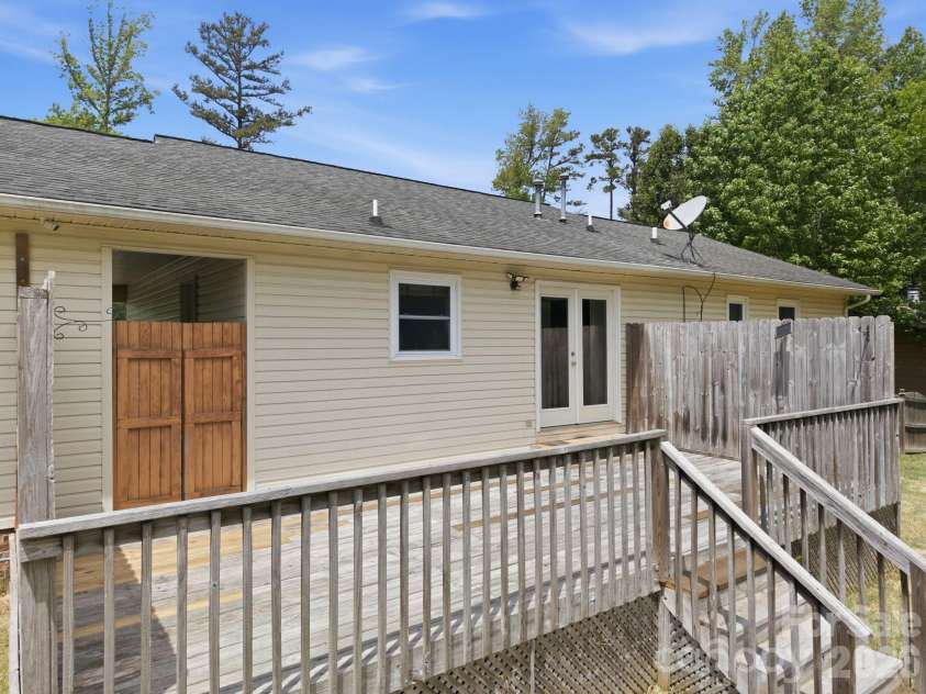 425 Catawba Drive, Salisbury, NC 28147.  MLS# CAR4379262, YatesRealty ID 24572. 