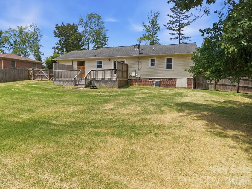 425 Catawba Drive, Salisbury, NC 28147.  MLS# CAR4379262, YatesRealty ID 24572. 