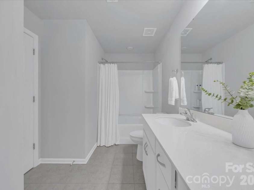 11310 Bartrams Way, Charlotte, NC 28278.  MLS# CAR4345308, YatesRealty ID 24575. Guest Bathroom