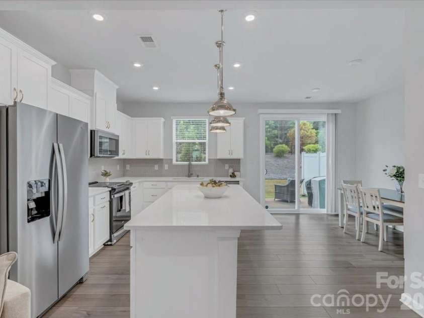11310 Bartrams Way, Charlotte, NC 28278.  MLS# CAR4345308, YatesRealty ID 24575. Kitchen