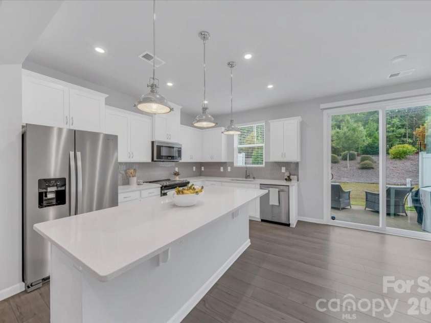 11310 Bartrams Way, Charlotte, NC 28278.  MLS# CAR4345308, YatesRealty ID 24575. Kitchen