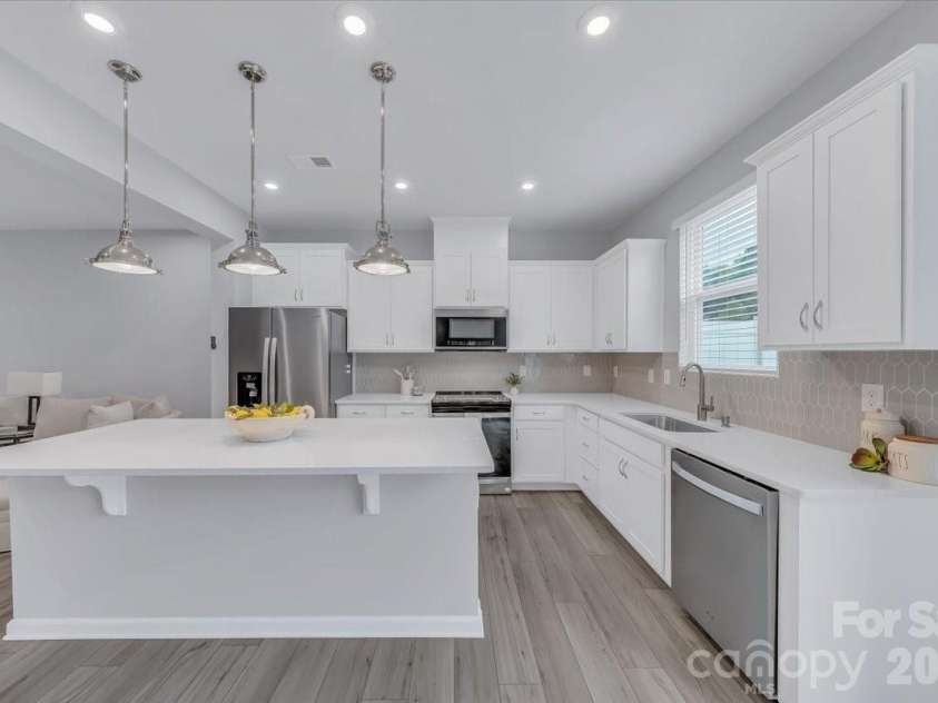 11310 Bartrams Way, Charlotte, NC 28278.  MLS# CAR4345308, YatesRealty ID 24575. Kitchen