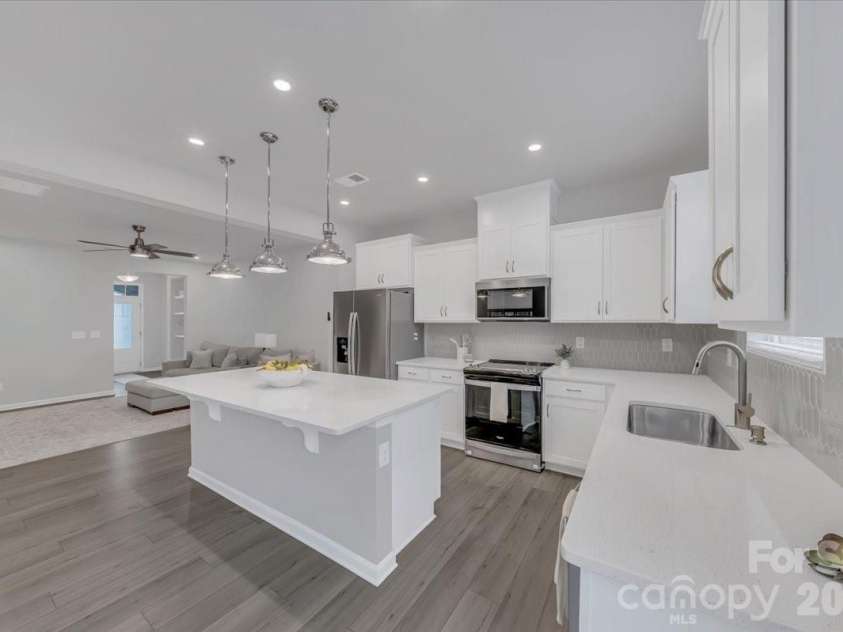 11310 Bartrams Way, Charlotte, NC 28278.  MLS# CAR4345308, YatesRealty ID 24575. Kitchen