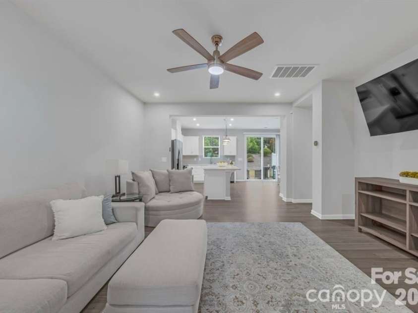 11310 Bartrams Way, Charlotte, NC 28278.  MLS# CAR4345308, YatesRealty ID 24575. Living Room
