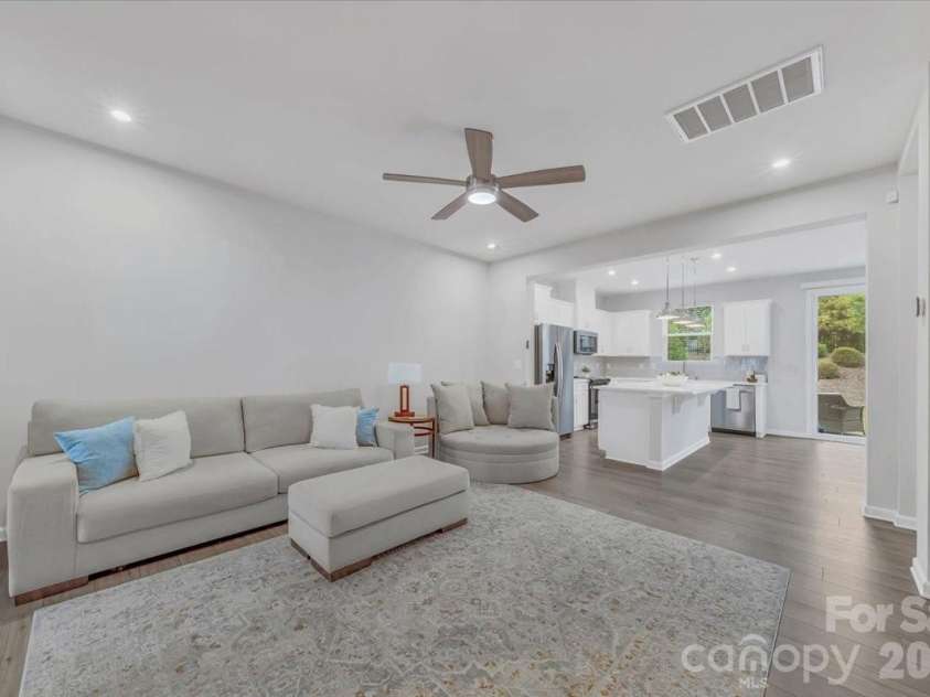 11310 Bartrams Way, Charlotte, NC 28278.  MLS# CAR4345308, YatesRealty ID 24575. Living Room