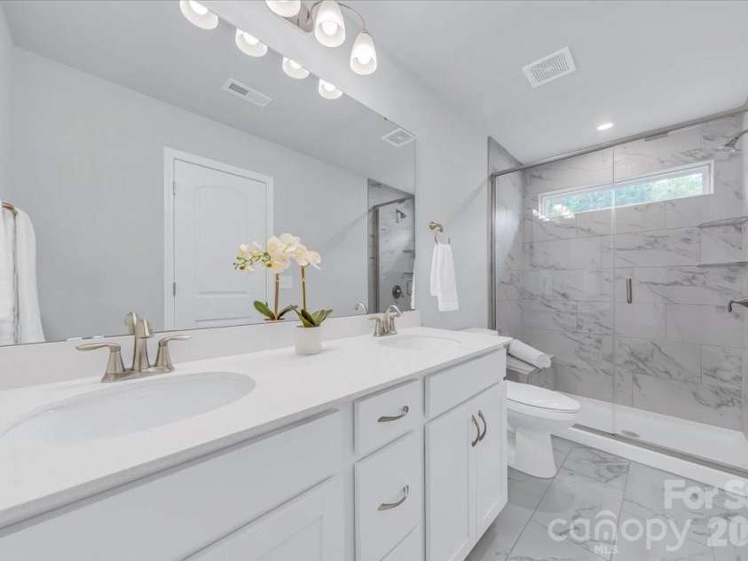 11310 Bartrams Way, Charlotte, NC 28278.  MLS# CAR4345308, YatesRealty ID 24575. Primary Bathroom