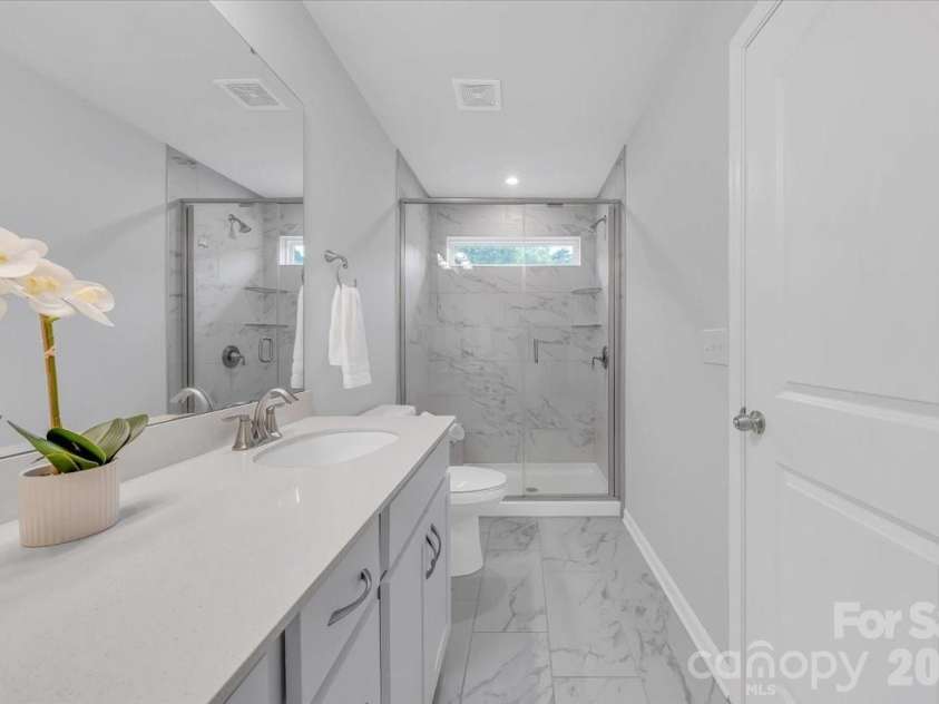 11310 Bartrams Way, Charlotte, NC 28278.  MLS# CAR4345308, YatesRealty ID 24575. Primary Bathroom