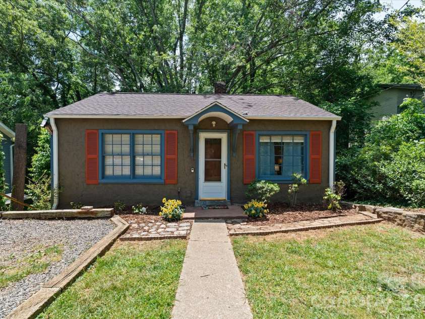 224 Aurora Drive, Asheville, NC 28805.  MLS# CAR4382926, YatesRealty ID 24577. 