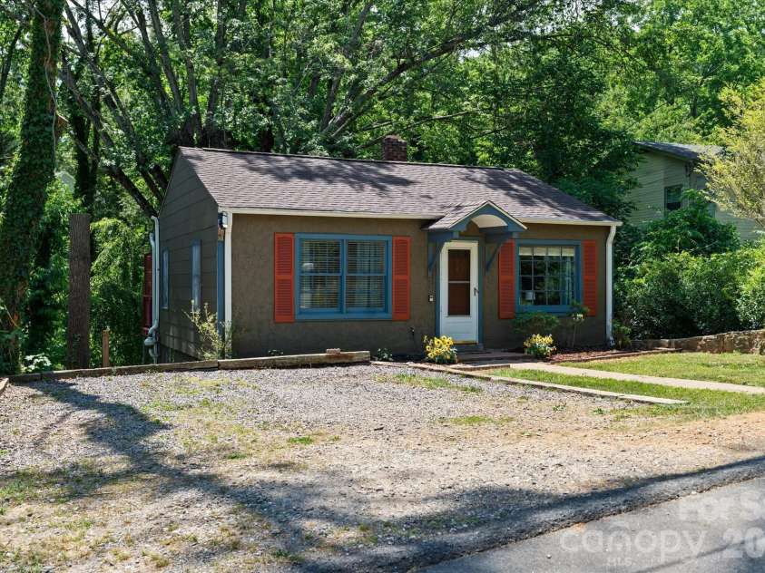 224 Aurora Drive, Asheville, NC 28805.  MLS# CAR4382926, YatesRealty ID 24577. 