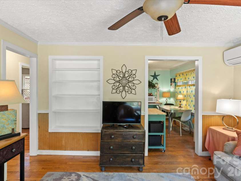 224 Aurora Drive, Asheville, NC 28805.  MLS# CAR4382926, YatesRealty ID 24577. 