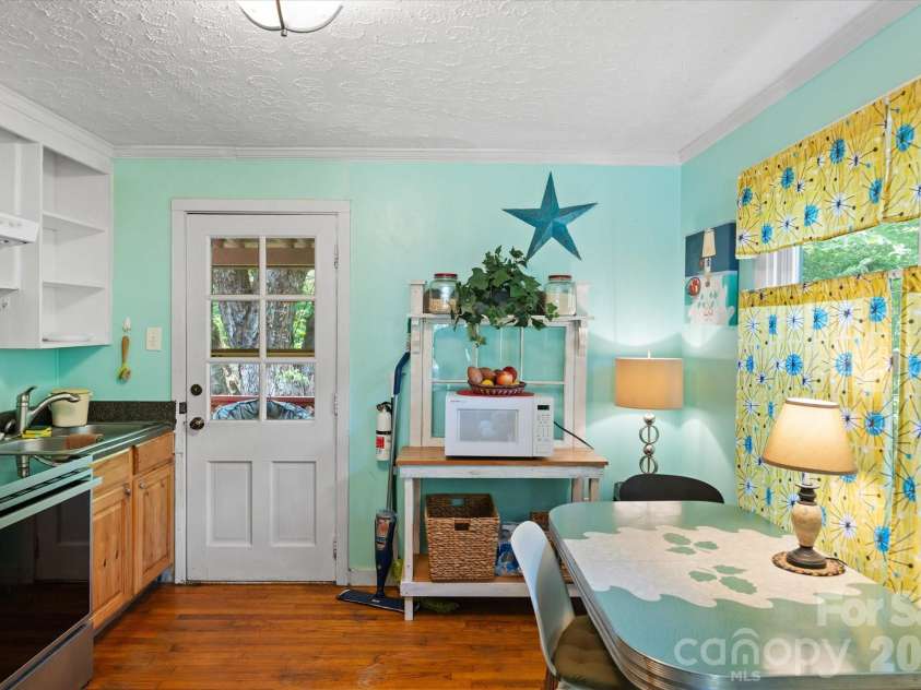 224 Aurora Drive, Asheville, NC 28805.  MLS# CAR4382926, YatesRealty ID 24577. 