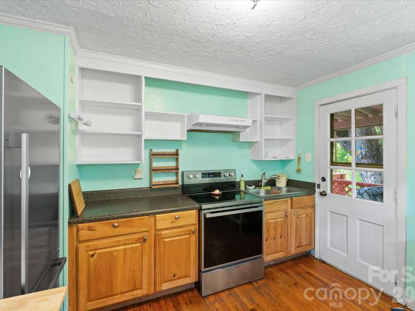 224 Aurora Drive, Asheville, NC 28805.  MLS# CAR4382926, YatesRealty ID 24577. 