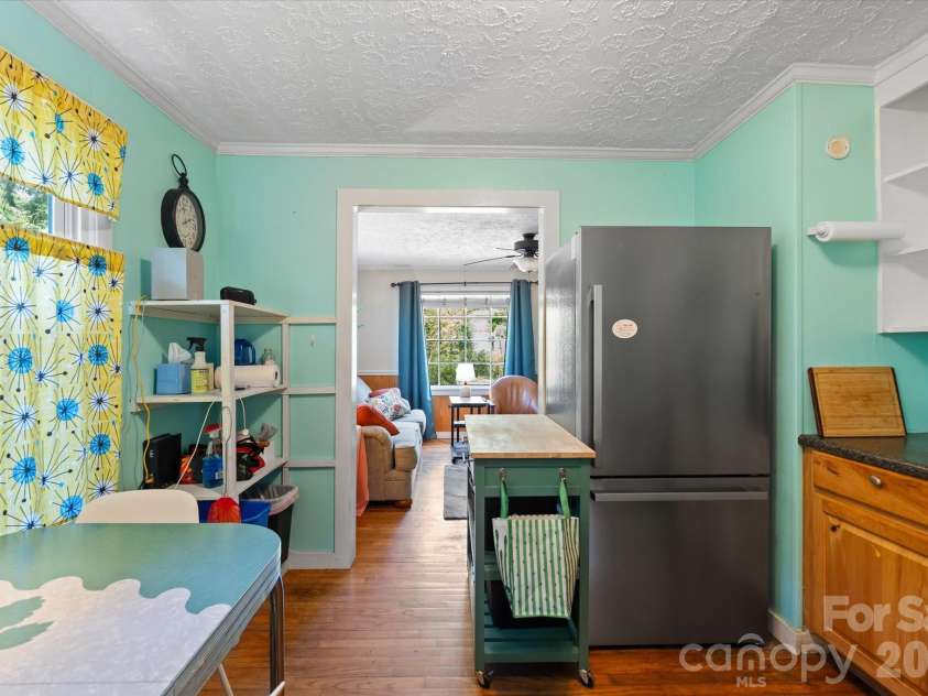 224 Aurora Drive, Asheville, NC 28805.  MLS# CAR4382926, YatesRealty ID 24577. 