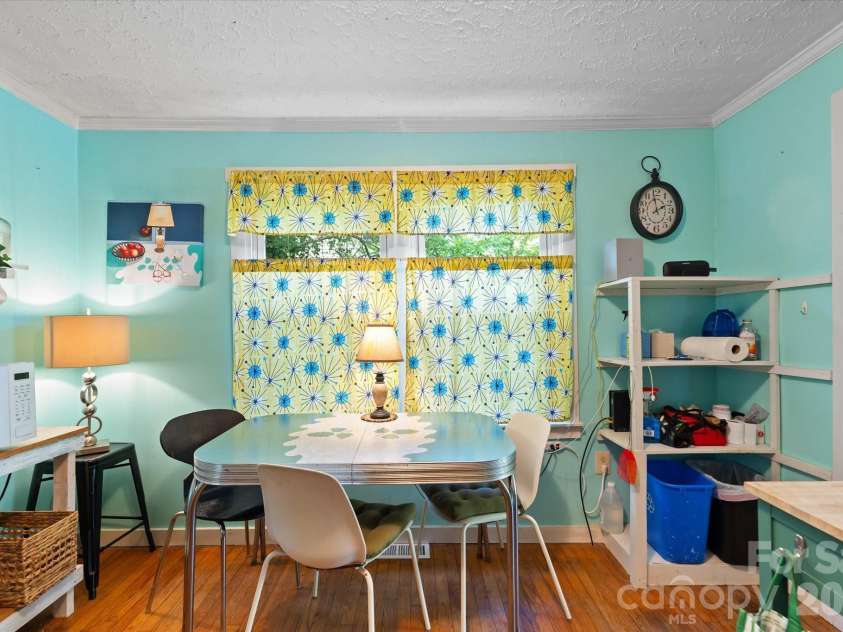 224 Aurora Drive, Asheville, NC 28805.  MLS# CAR4382926, YatesRealty ID 24577. 