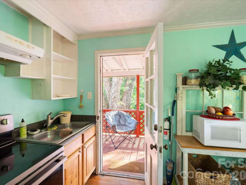 224 Aurora Drive, Asheville, NC 28805.  MLS# CAR4382926, YatesRealty ID 24577. 