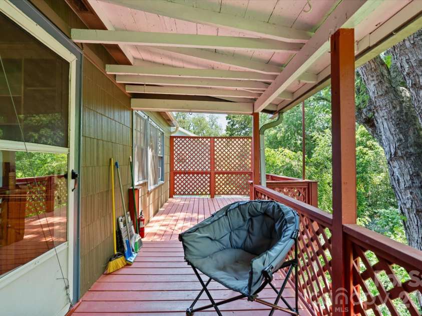 224 Aurora Drive, Asheville, NC 28805.  MLS# CAR4382926, YatesRealty ID 24577. 