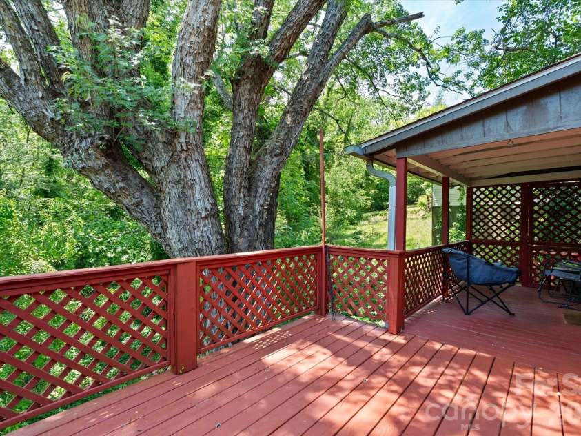 224 Aurora Drive, Asheville, NC 28805.  MLS# CAR4382926, YatesRealty ID 24577. 