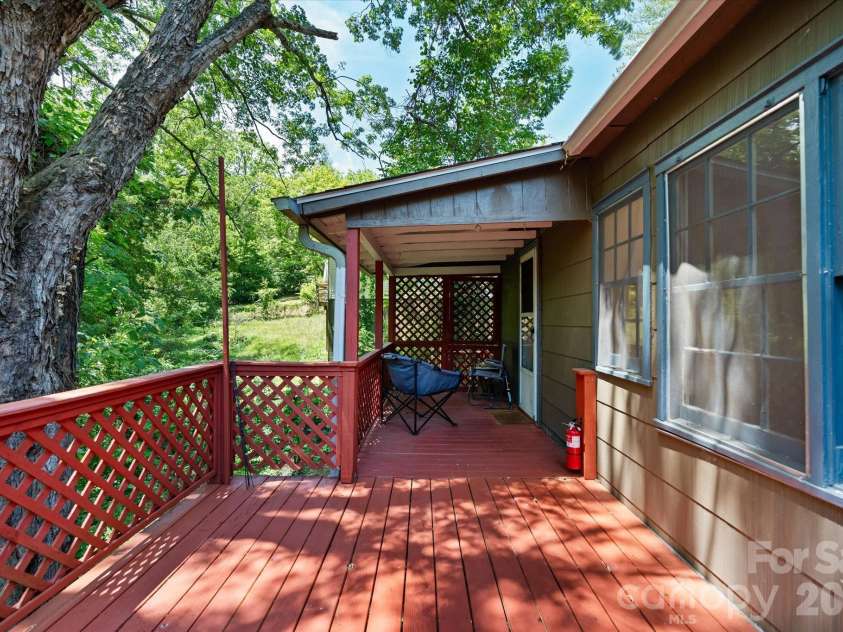 224 Aurora Drive, Asheville, NC 28805.  MLS# CAR4382926, YatesRealty ID 24577. 