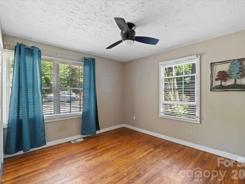 224 Aurora Drive, Asheville, NC 28805.  MLS# CAR4382926, YatesRealty ID 24577. 