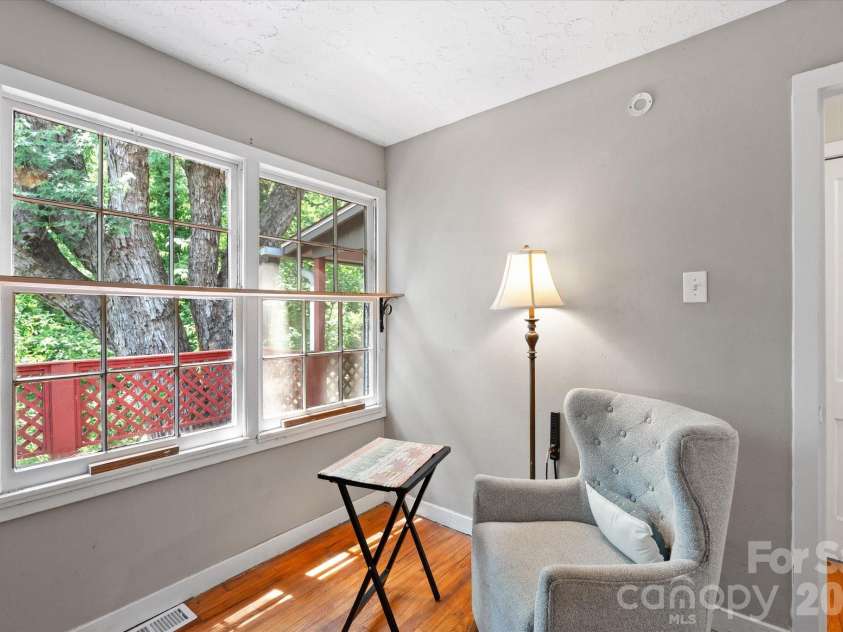 224 Aurora Drive, Asheville, NC 28805.  MLS# CAR4382926, YatesRealty ID 24577. 