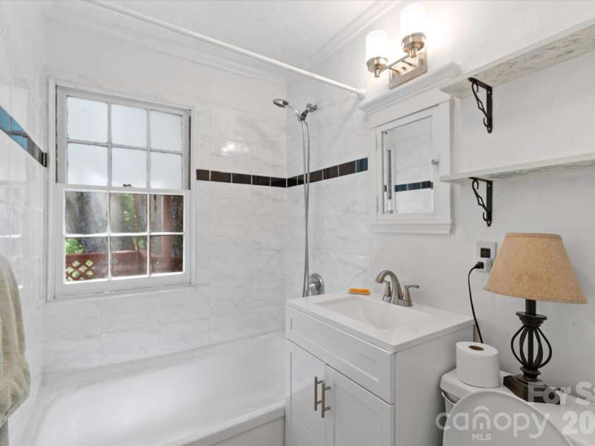 224 Aurora Drive, Asheville, NC 28805.  MLS# CAR4382926, YatesRealty ID 24577. 