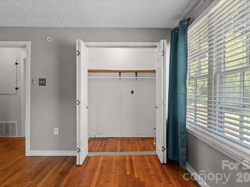 224 Aurora Drive, Asheville, NC 28805.  MLS# CAR4382926, YatesRealty ID 24577. 