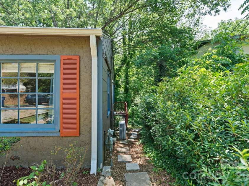 224 Aurora Drive, Asheville, NC 28805.  MLS# CAR4382926, YatesRealty ID 24577. 