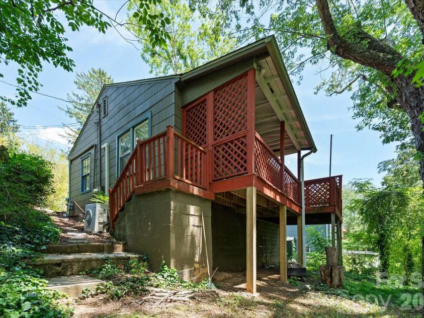 224 Aurora Drive, Asheville, NC 28805.  MLS# CAR4382926, YatesRealty ID 24577. 