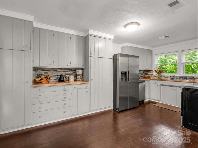 1463 Carolina Drive, Tryon, NC 28782.  MLS# CAR4275838, YatesRealty ID 24578. Plenty of cabinets