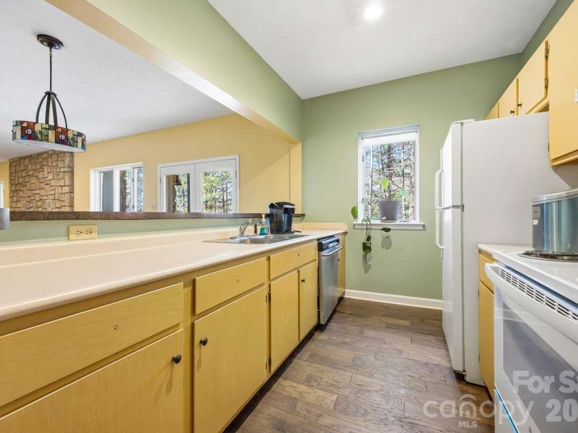 8 Covewood Road, Asheville, NC 28805.  MLS# CAR4364528, YatesRealty ID 24579. Full kitchen