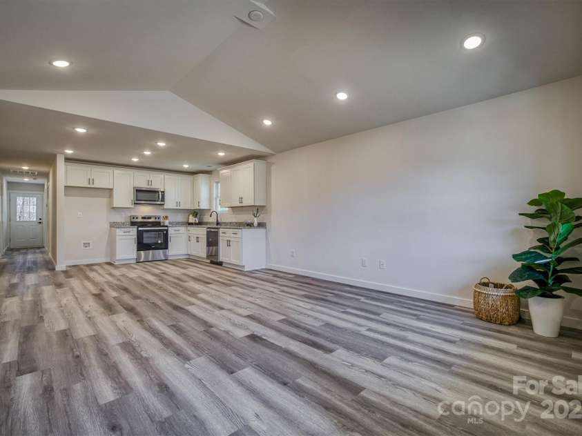 1460 23rd Street, Hickory, NC 28602.  MLS# CAR4215083, YatesRealty ID 2458. 