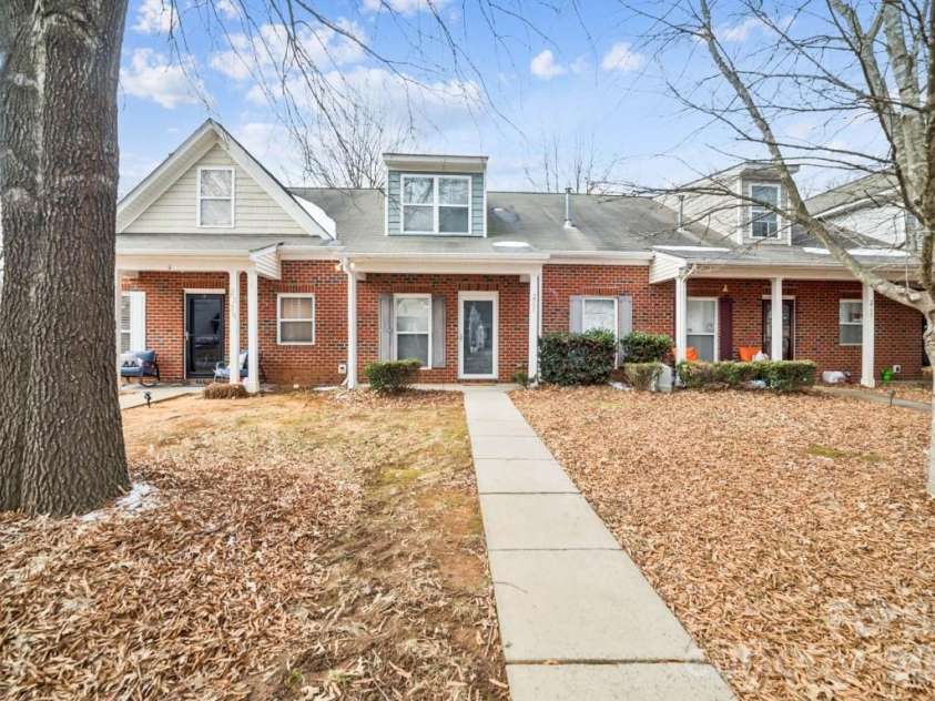 2731 Meadow Knoll Drive, Charlotte, NC 28269.  MLS# CAR4342315, YatesRealty ID 2458. 