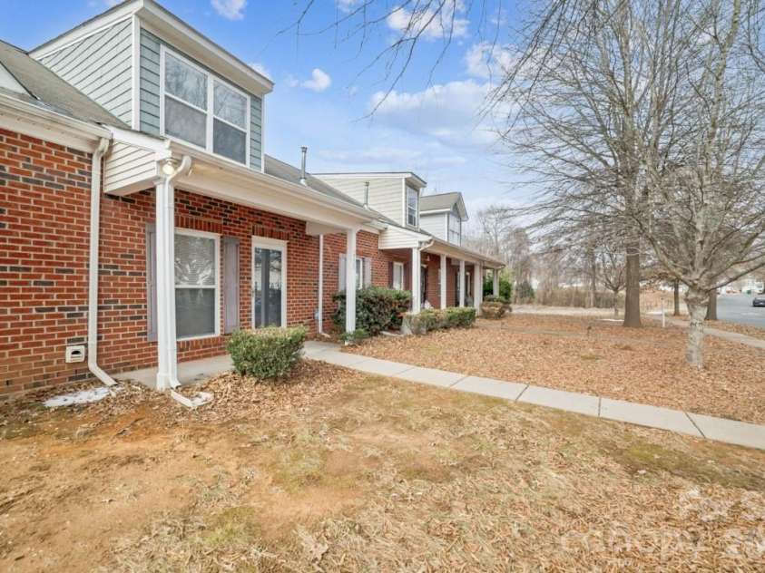 2731 Meadow Knoll Drive, Charlotte, NC 28269.  MLS# CAR4342315, YatesRealty ID 2458. 