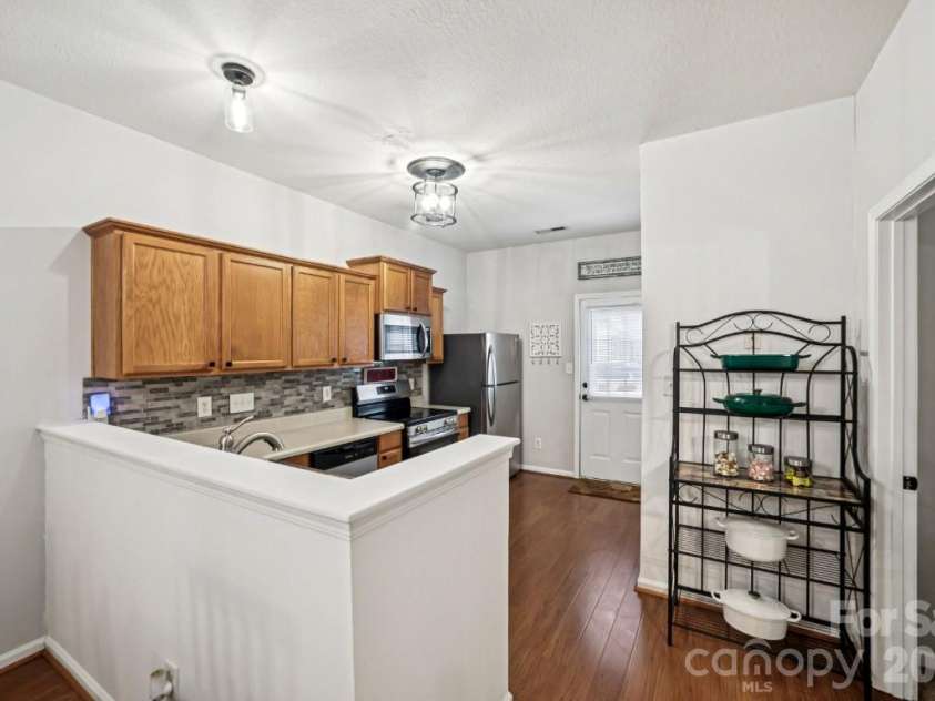 2731 Meadow Knoll Drive, Charlotte, NC 28269.  MLS# CAR4342315, YatesRealty ID 2458. 