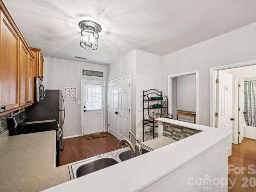 2731 Meadow Knoll Drive, Charlotte, NC 28269.  MLS# CAR4342315, YatesRealty ID 2458. 