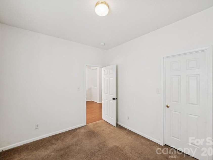 2731 Meadow Knoll Drive, Charlotte, NC 28269.  MLS# CAR4342315, YatesRealty ID 2458. 