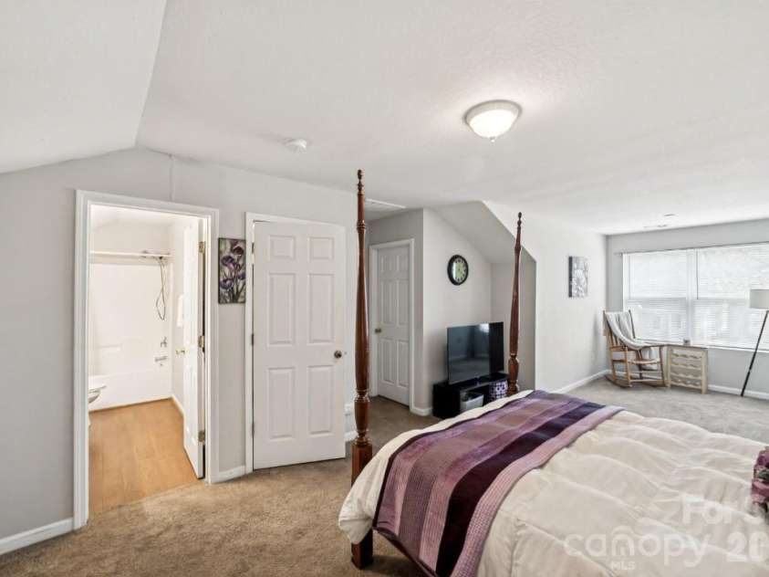 2731 Meadow Knoll Drive, Charlotte, NC 28269.  MLS# CAR4342315, YatesRealty ID 2458. 
